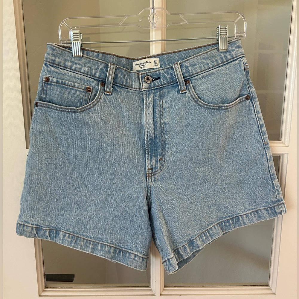 ABERCROMBIE The Dad Short High Rise in Light Wash